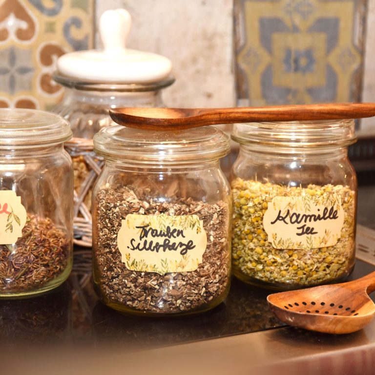 Getrocknete Kräuter kommen in Einmachgläser bis zum Einsatz als Kräuterzutat in Mandel- oder Traubenkernöle