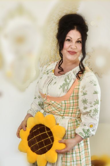 Manuela Porträt mit Sonnenkissen