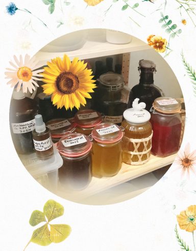 Verschiedene Gläser mit Marmelade und Honig, umgeben von Blumenmotiven.