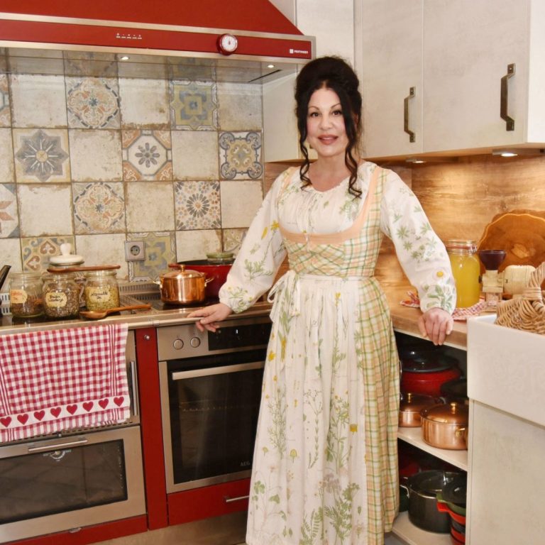 Manuela in ihrer Nostalgieküche