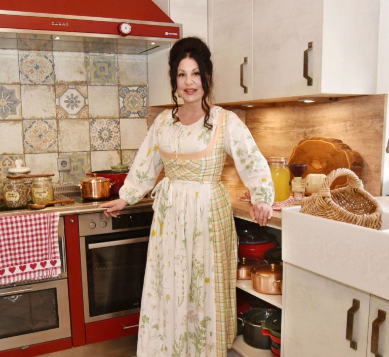 Manuela in ihrer Nostalgieküche