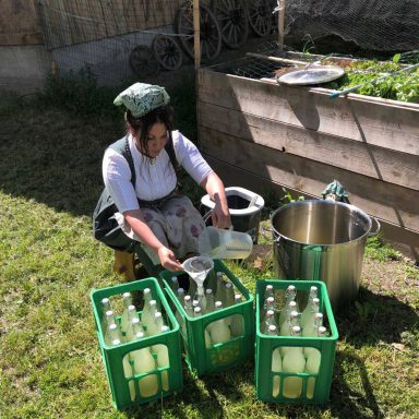 Abfüllen von Holunderblütensprudel