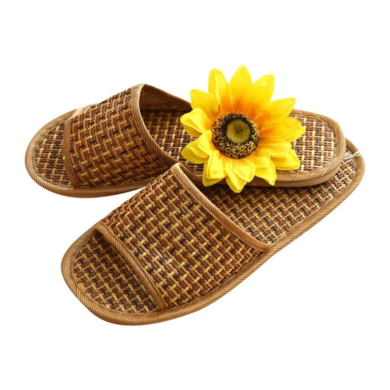 Hausschuhe mit Sonnenblume dekoriert.