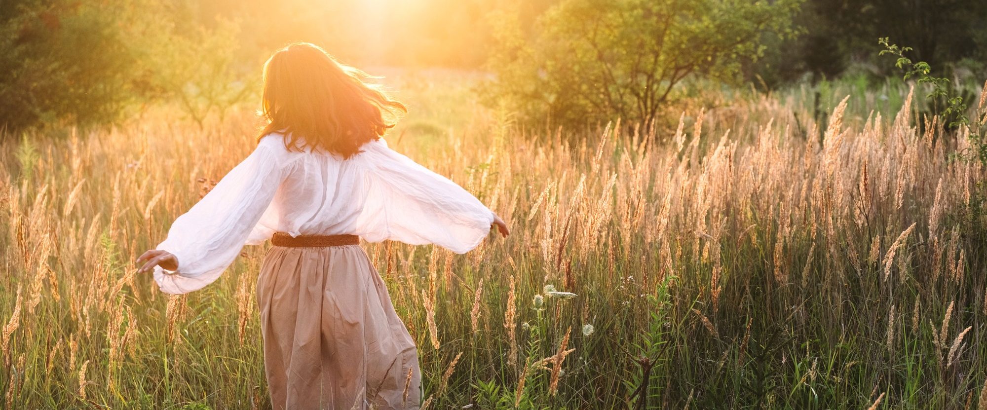 SchwarzwaldMädel in einem sonnigen Feld von hohem Gras